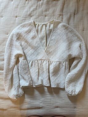 Textured White V-Neck Peplum Women’s Top Blouse - Wilfred Aritzia